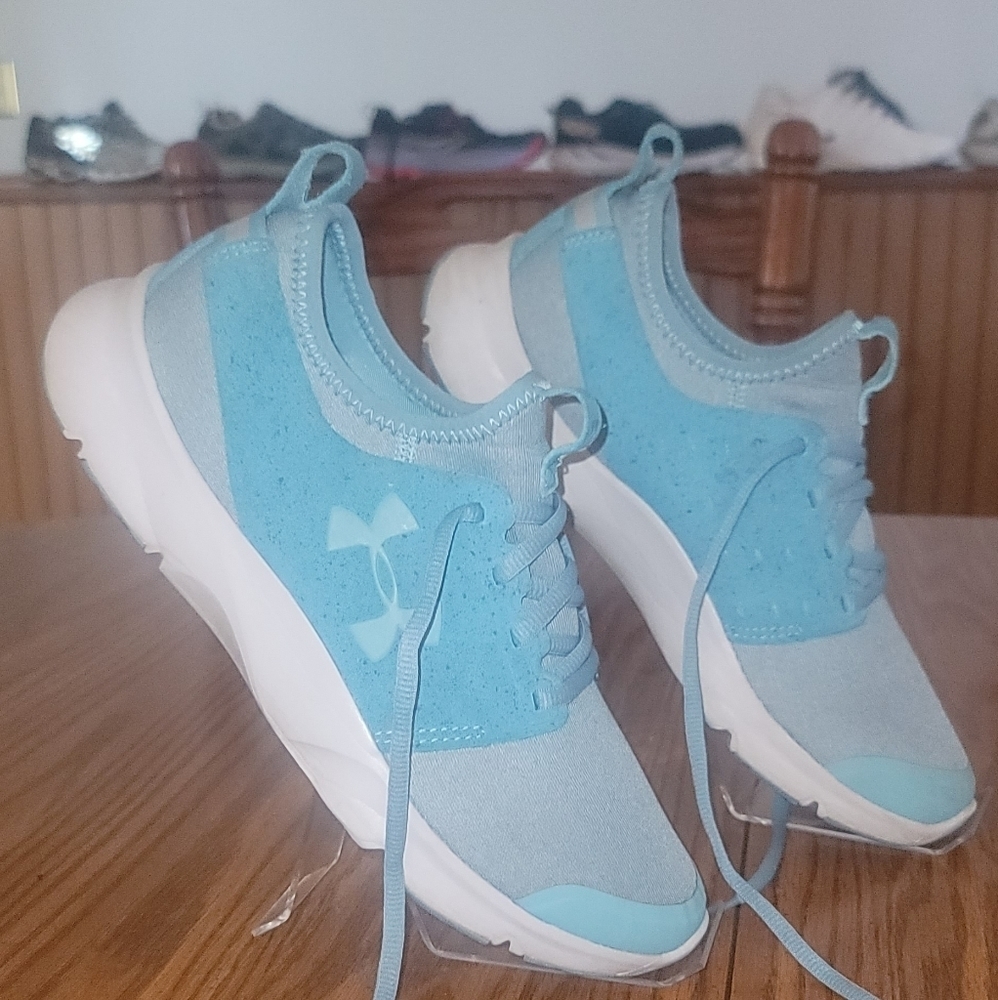 Womens size 9 under armour mineral drift sneakers